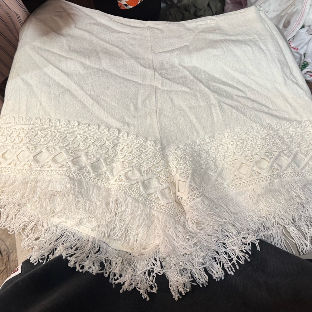 GIANNI BINI size small White linen Lace Fringe Shorts. Perfect xknsitikn